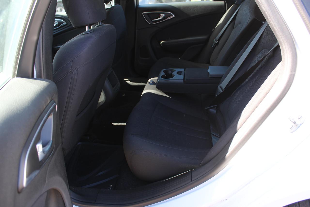 2015 Chrysler 200 LX Photo