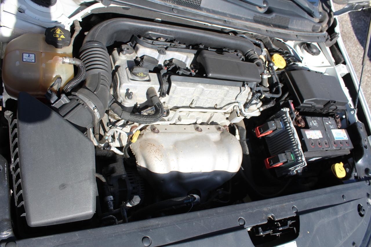 2015 Chrysler 200 LX Photo