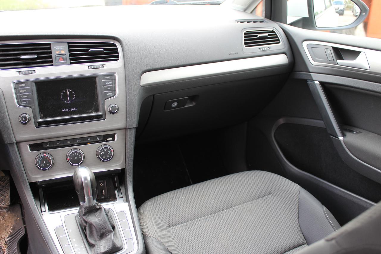 2016 Volkswagen Golf TRENDLINE Photo