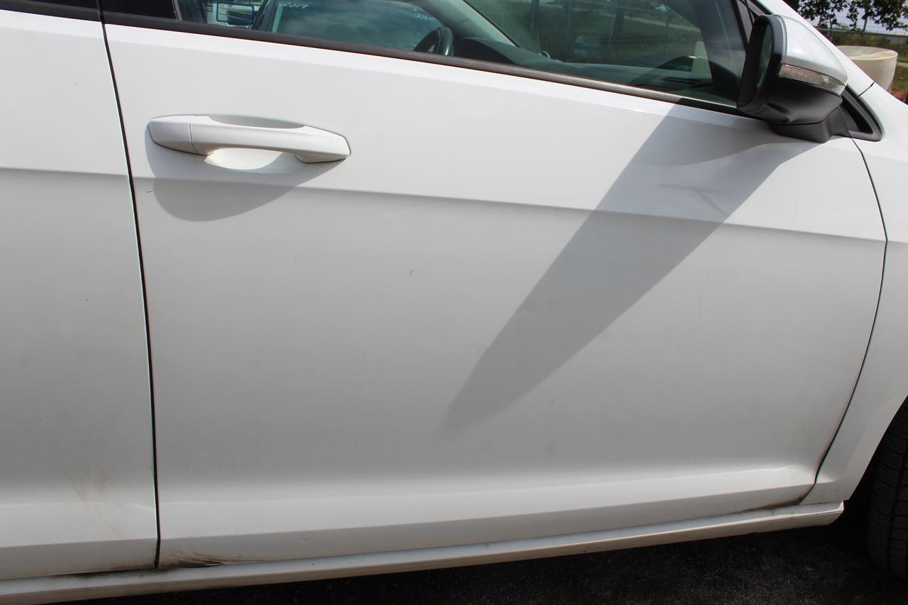 2016 Volkswagen Golf TRENDLINE Photo
