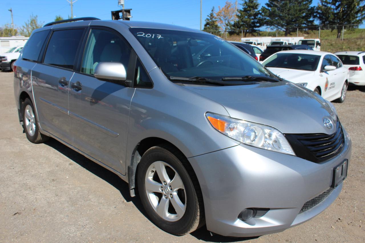2017 Toyota Sienna  Photo1