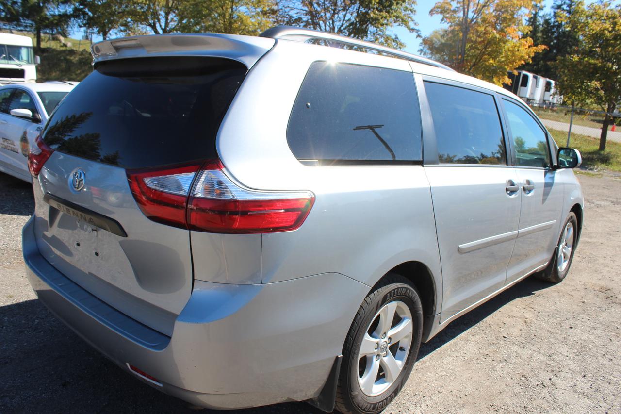 2017 Toyota Sienna  Photo2