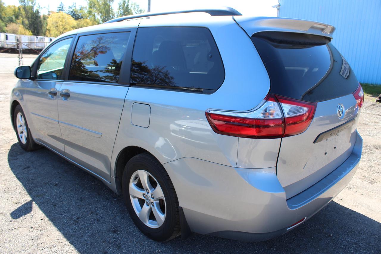 2017 Toyota Sienna  Photo3