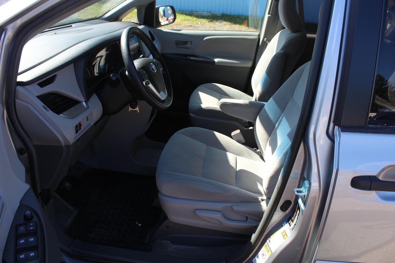 2017 Toyota Sienna  Photo4