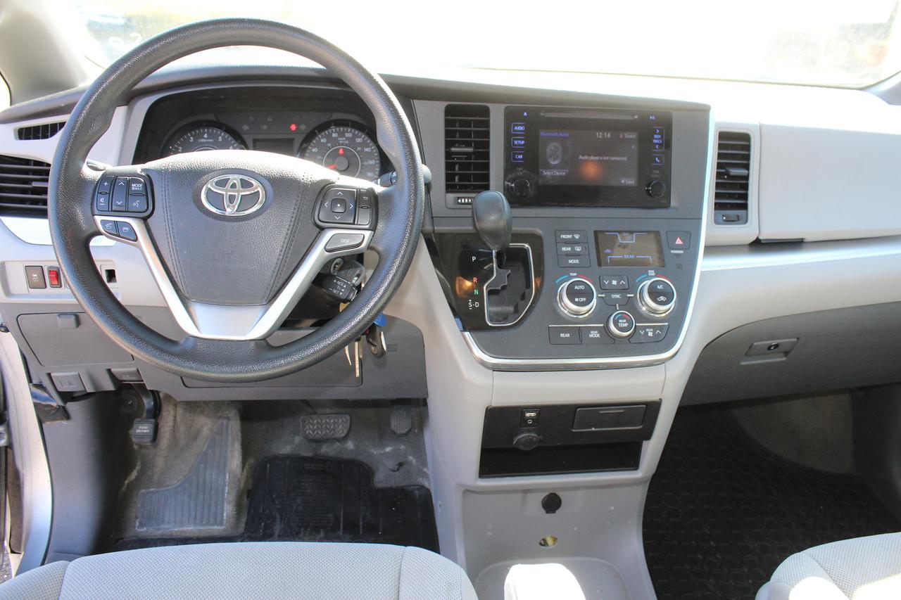 2017 Toyota Sienna  Photo