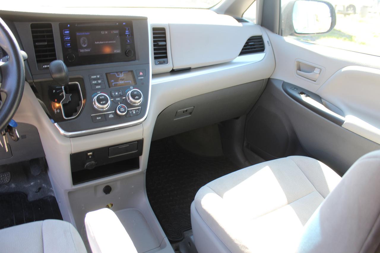 2017 Toyota Sienna  Photo
