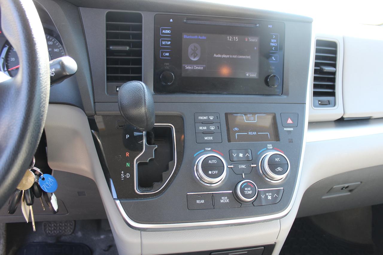 2017 Toyota Sienna  Photo