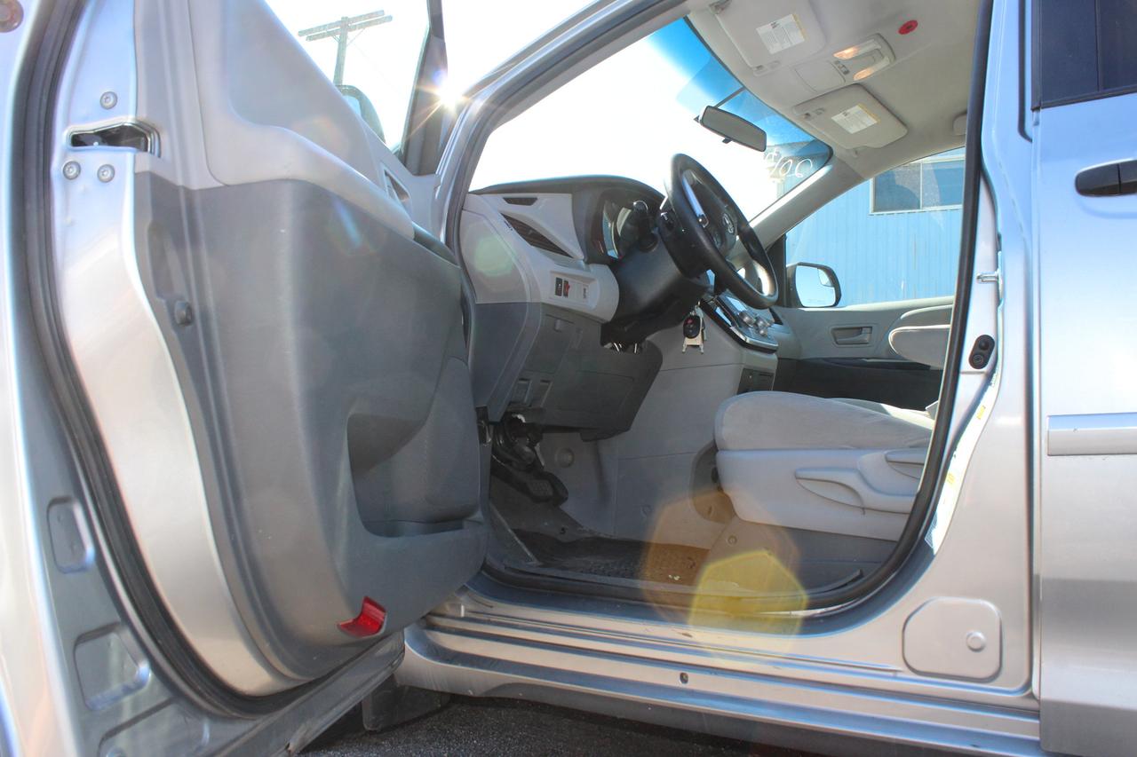 2017 Toyota Sienna  Photo