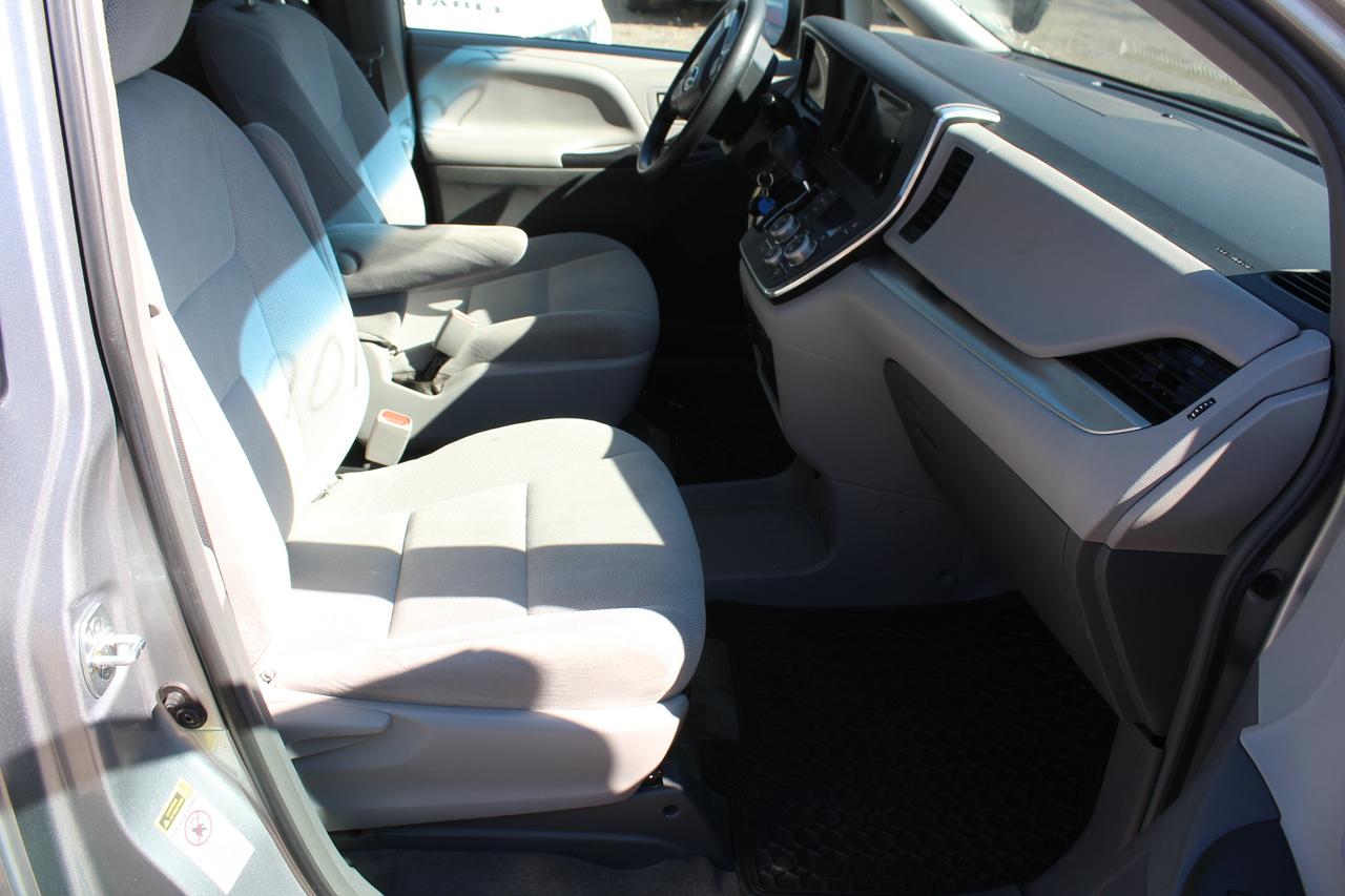 2017 Toyota Sienna  Photo