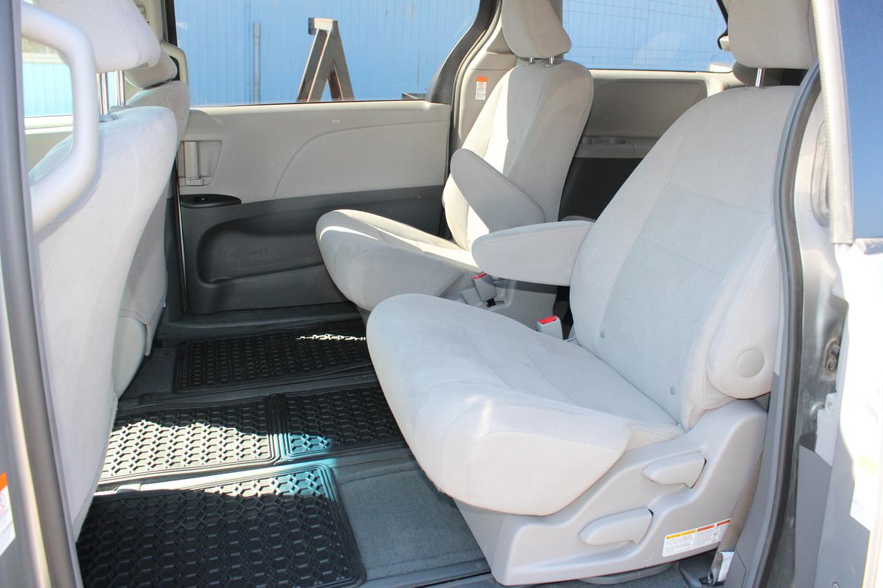 2017 Toyota Sienna  Photo
