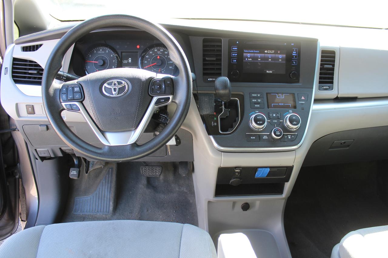 2015 Toyota Sienna  Photo