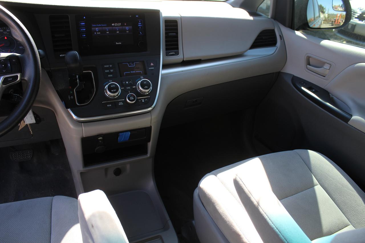2015 Toyota Sienna  Photo