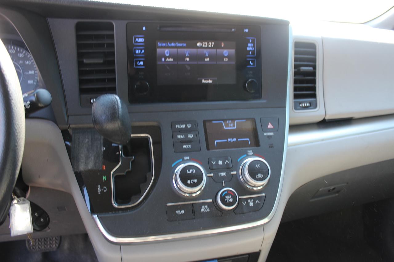 2015 Toyota Sienna  Photo