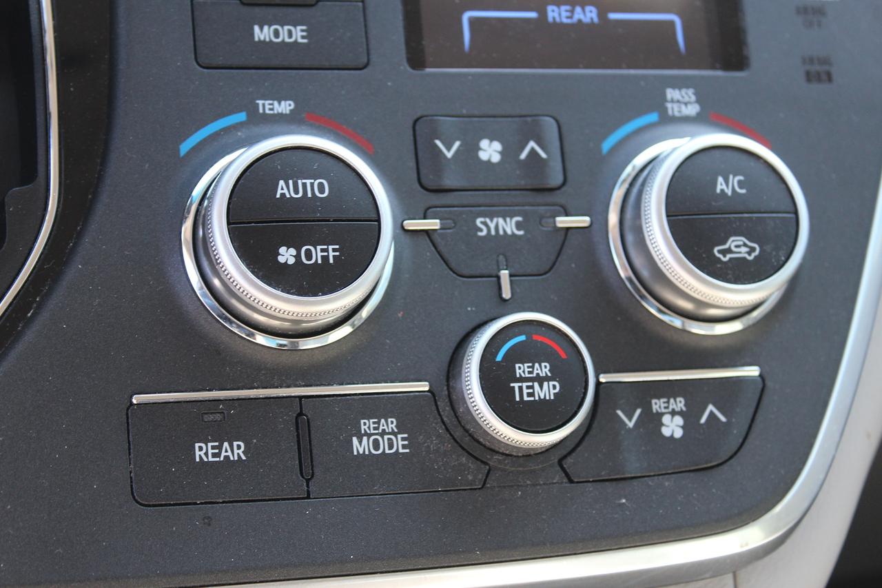 2015 Toyota Sienna  Photo