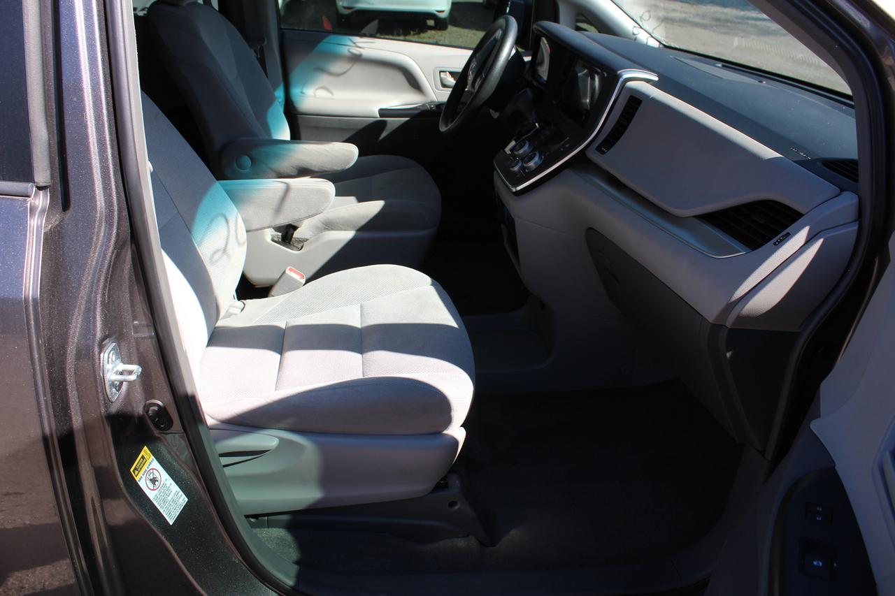 2015 Toyota Sienna  Photo