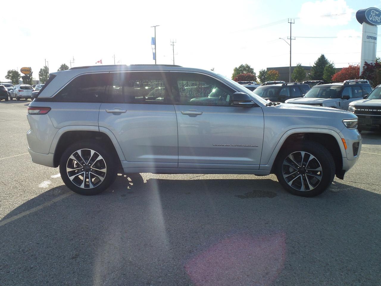 2022 Jeep Grand Cherokee OVERLAND, LEATHER, HEADS-UP-DISPLAY, LOADED! Photo