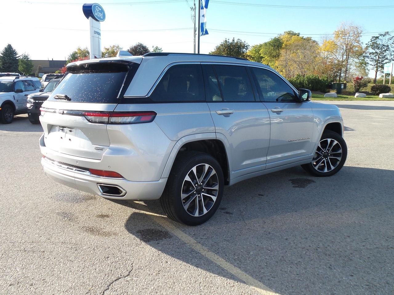 2022 Jeep Grand Cherokee 4x4 Overland Photo4