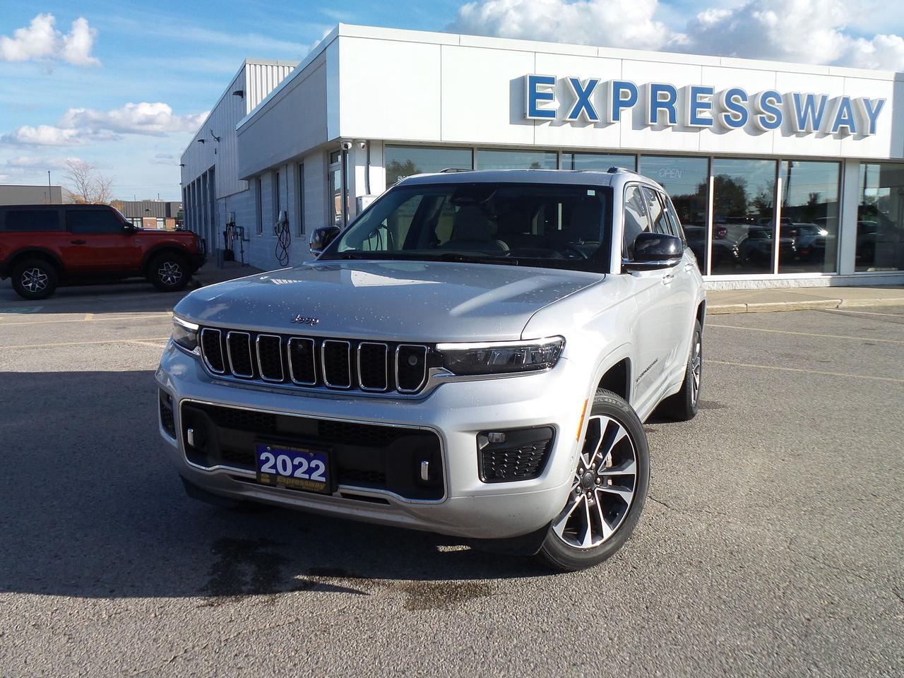 2022 Jeep Grand Cherokee OVERLAND, LEATHER, HEADS-UP-DISPLAY, LOADED! Photo