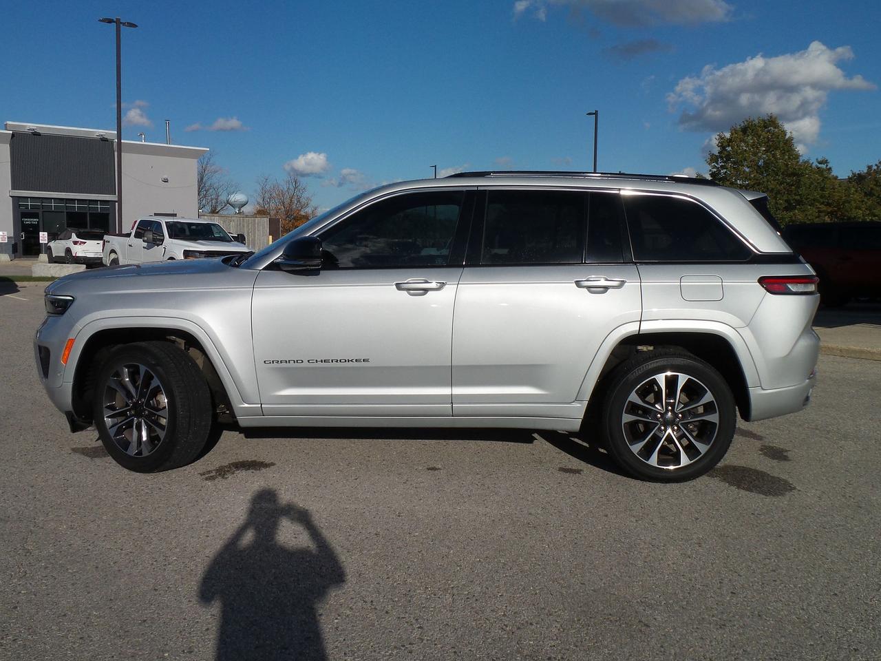 2022 Jeep Grand Cherokee OVERLAND, LEATHER, HEADS-UP-DISPLAY, LOADED! Photo
