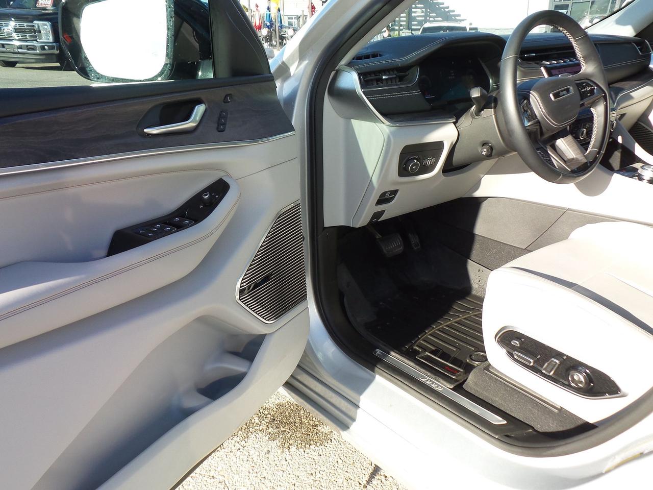 2022 Jeep Grand Cherokee OVERLAND, LEATHER, HEADS-UP-DISPLAY, LOADED! Photo