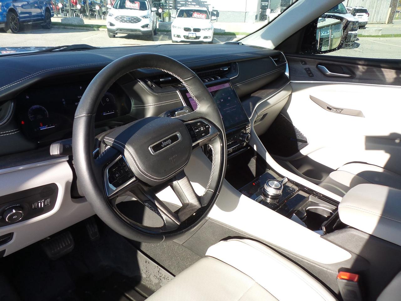 2022 Jeep Grand Cherokee OVERLAND, LEATHER, HEADS-UP-DISPLAY, LOADED! Photo