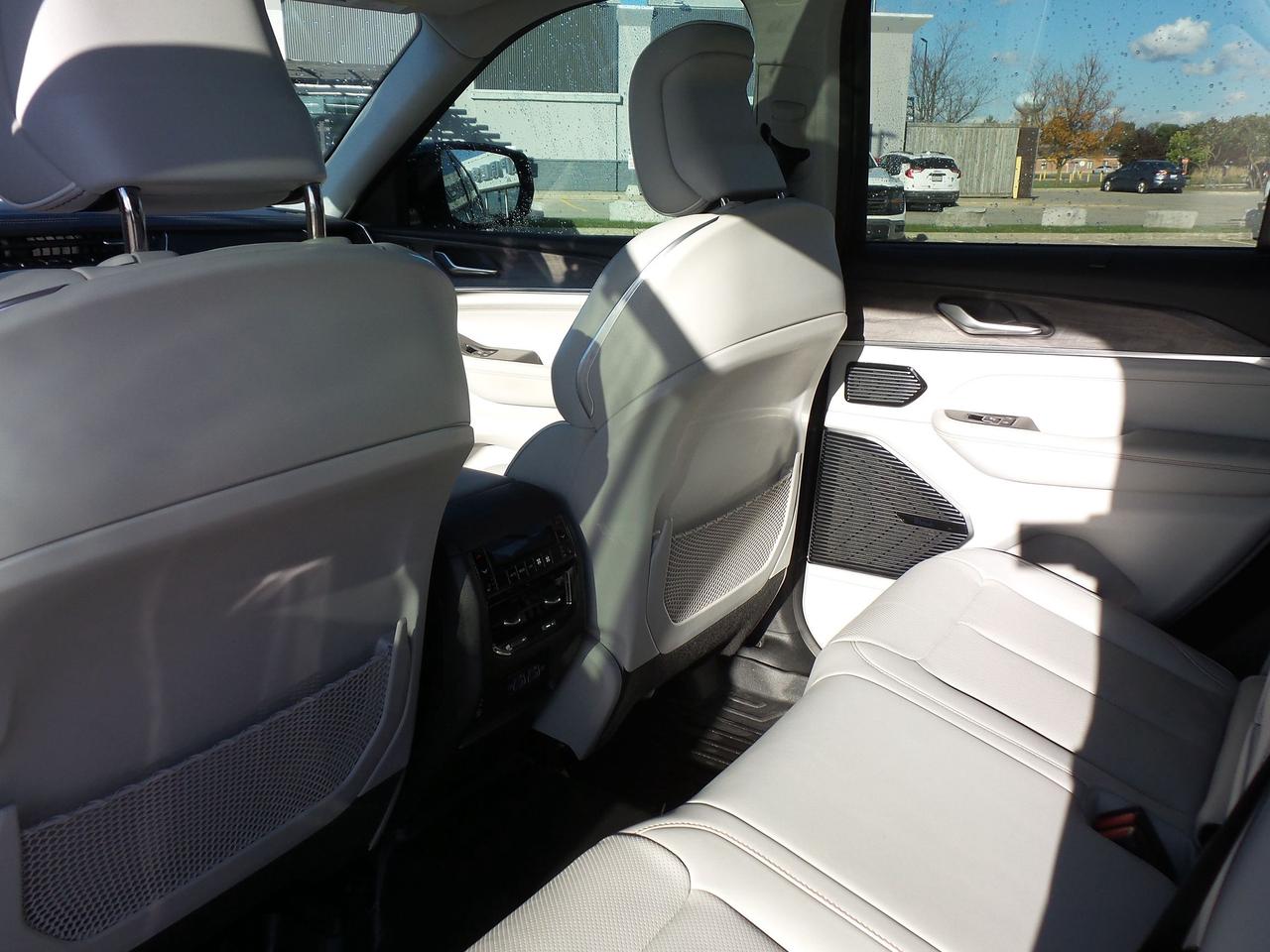 2022 Jeep Grand Cherokee OVERLAND, LEATHER, HEADS-UP-DISPLAY, LOADED! Photo