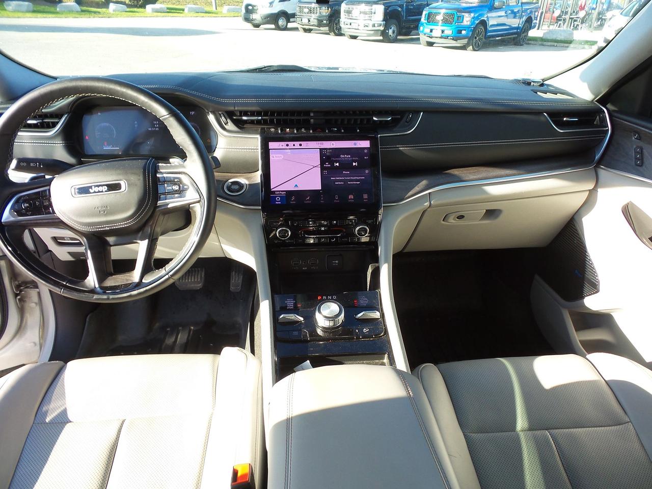 2022 Jeep Grand Cherokee OVERLAND, LEATHER, HEADS-UP-DISPLAY, LOADED! Photo