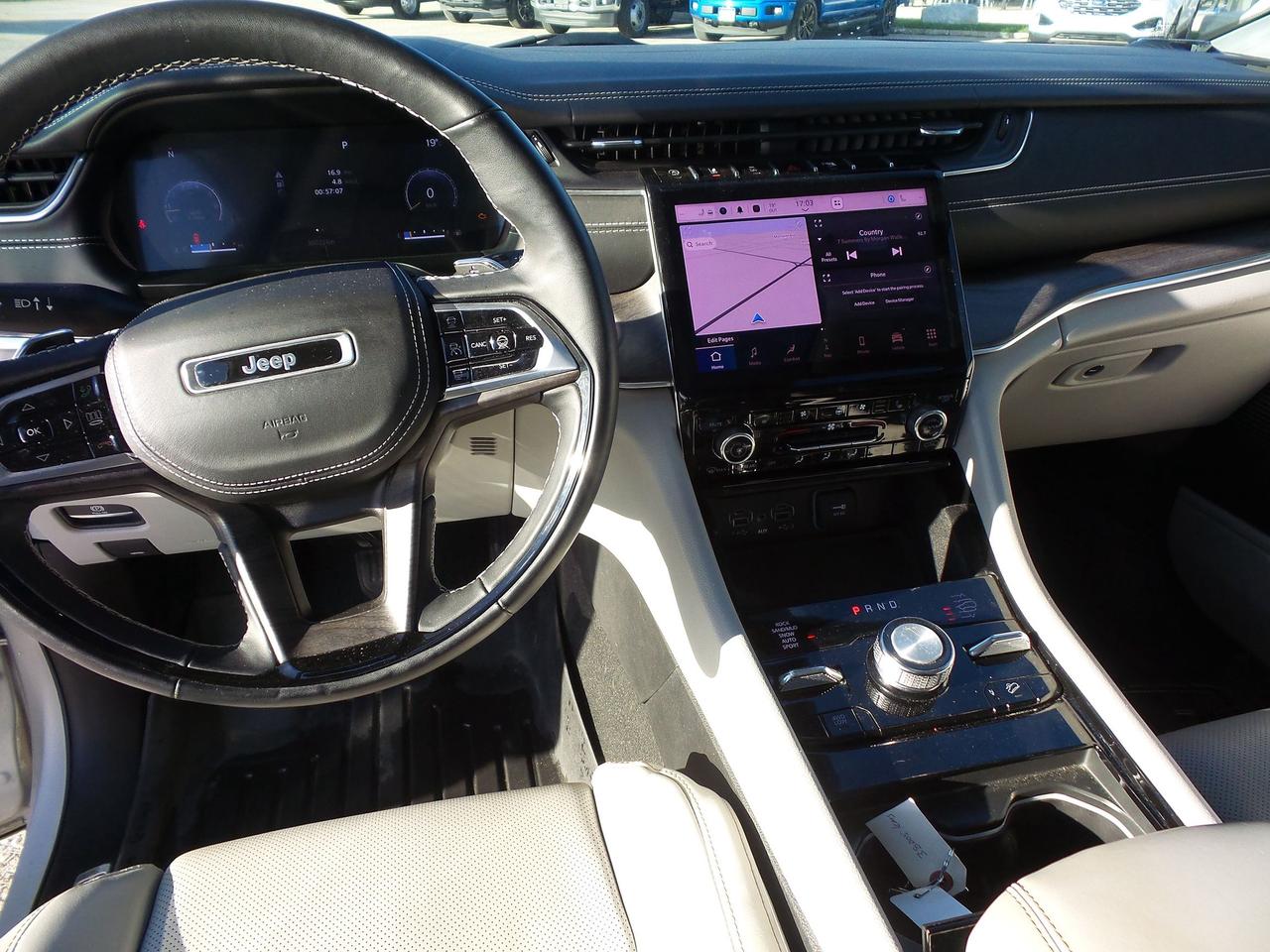 2022 Jeep Grand Cherokee OVERLAND, LEATHER, HEADS-UP-DISPLAY, LOADED! Photo