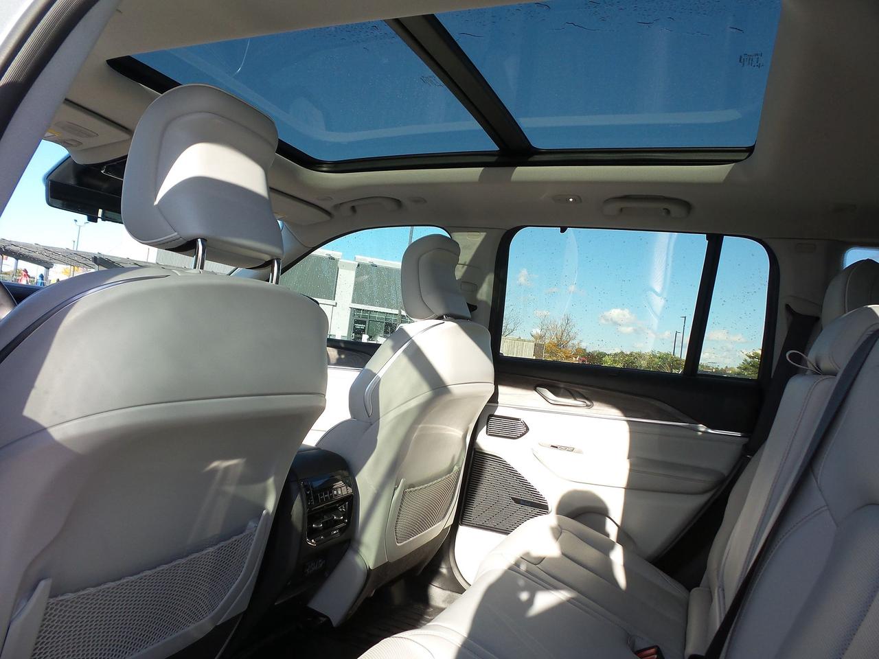 2022 Jeep Grand Cherokee OVERLAND, LEATHER, HEADS-UP-DISPLAY, LOADED! Photo