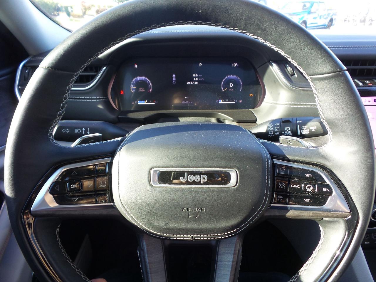 2022 Jeep Grand Cherokee OVERLAND, LEATHER, HEADS-UP-DISPLAY, LOADED! Photo