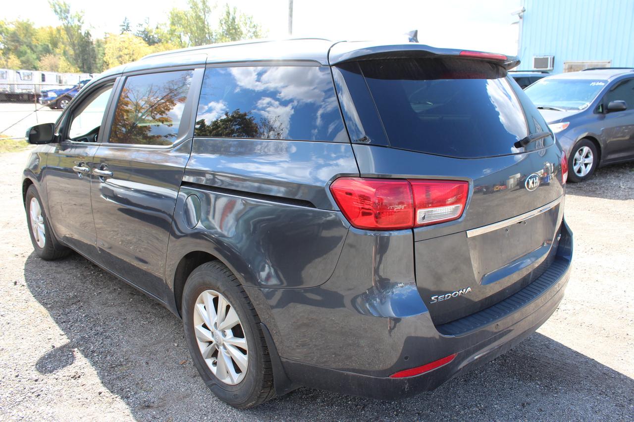 2017 Kia Sedona LX Photo3