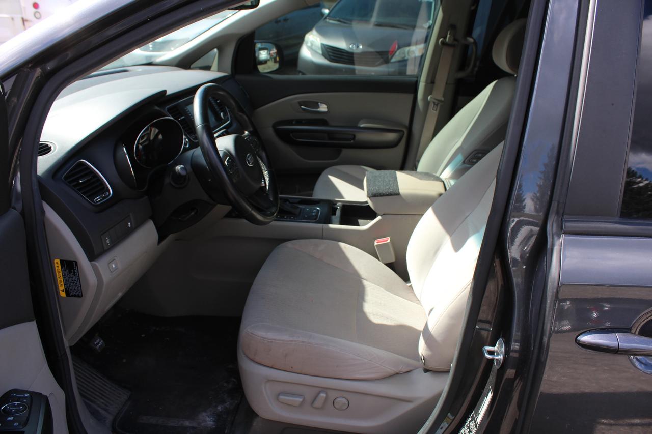 2017 Kia Sedona LX Photo