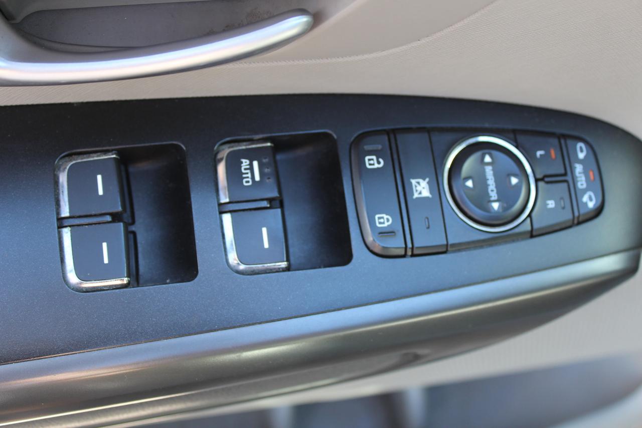 2017 Kia Sedona LX Photo