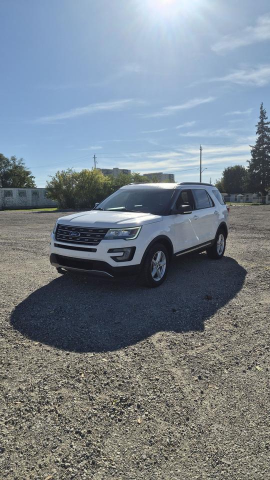 2017 Ford Explorer XLT Photo1