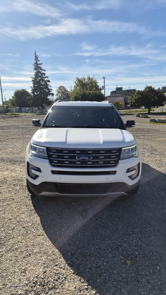 2017 Ford Explorer XLT Photo2