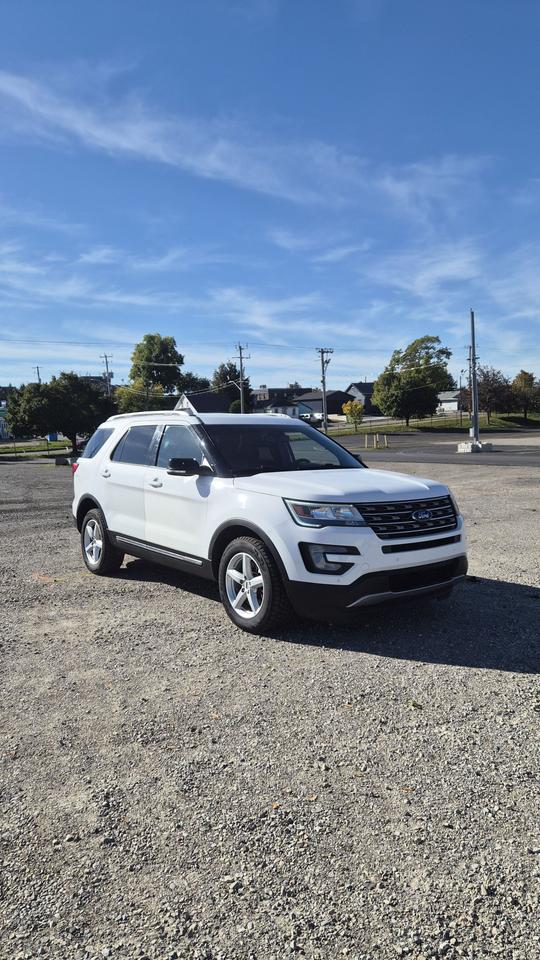 2017 Ford Explorer XLT Photo3