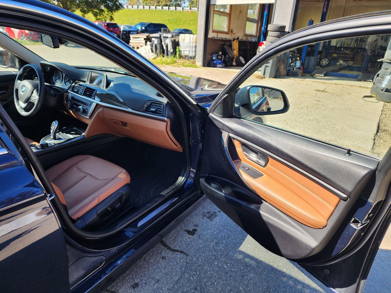 2013 BMW 3 Series 328i xDrive l Low KMS l AWD l Clean Carfax l Photo