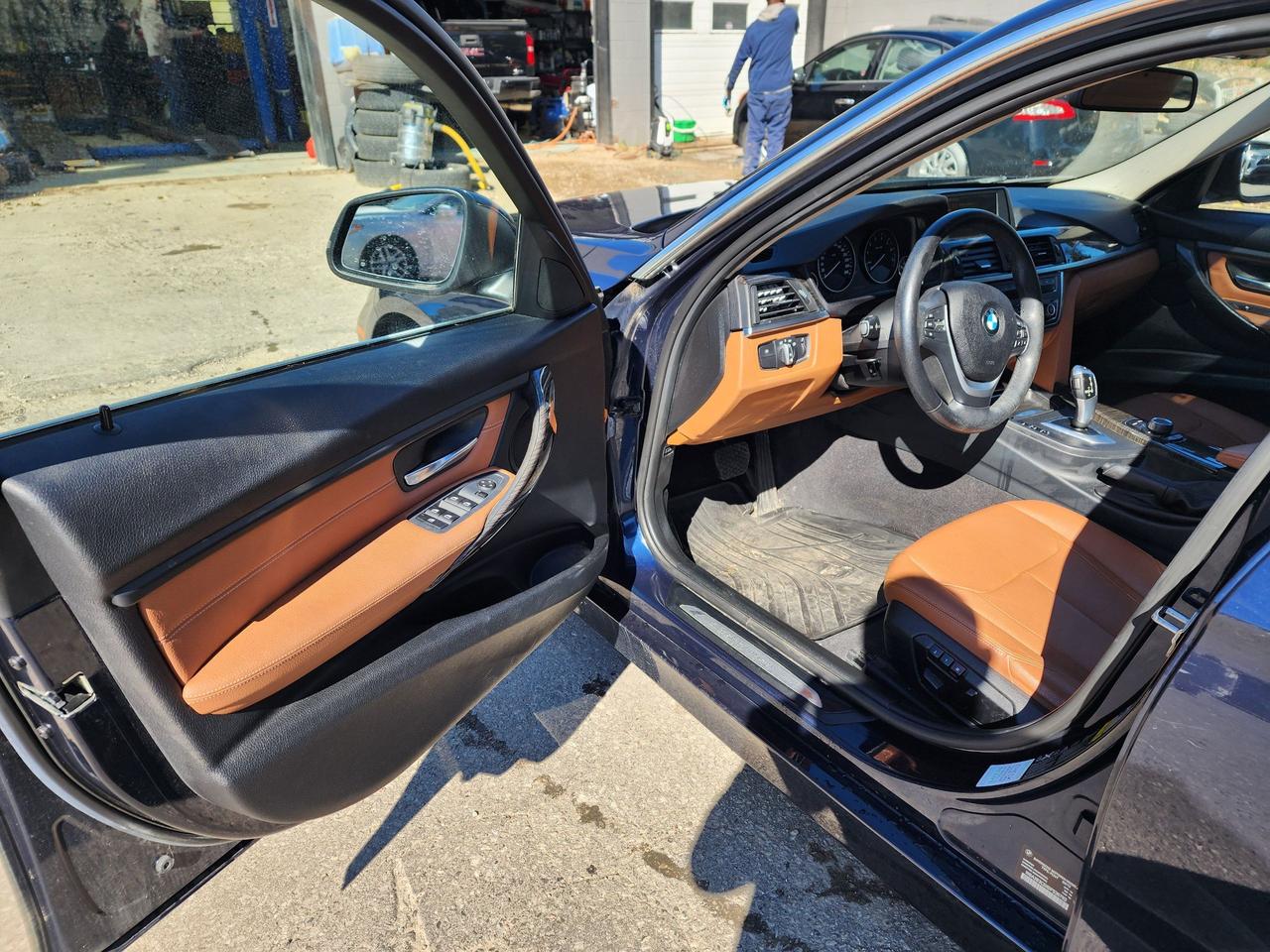 2013 BMW 3 Series 328i xDrive l Low KMS l AWD l Clean Carfax l Photo