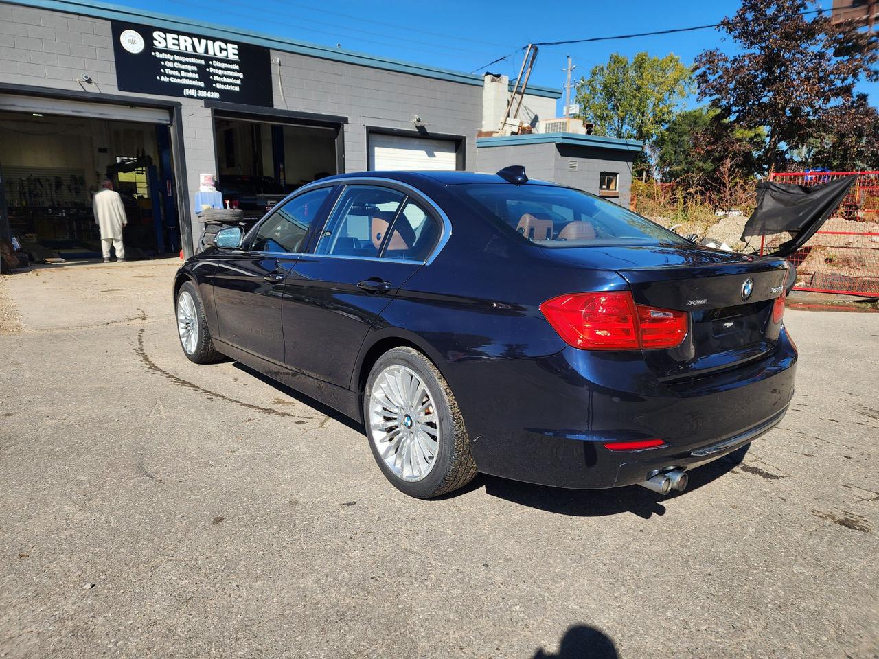 2013 BMW 3 Series 328i xDrive l Low KMS l AWD l Clean Carfax l Photo