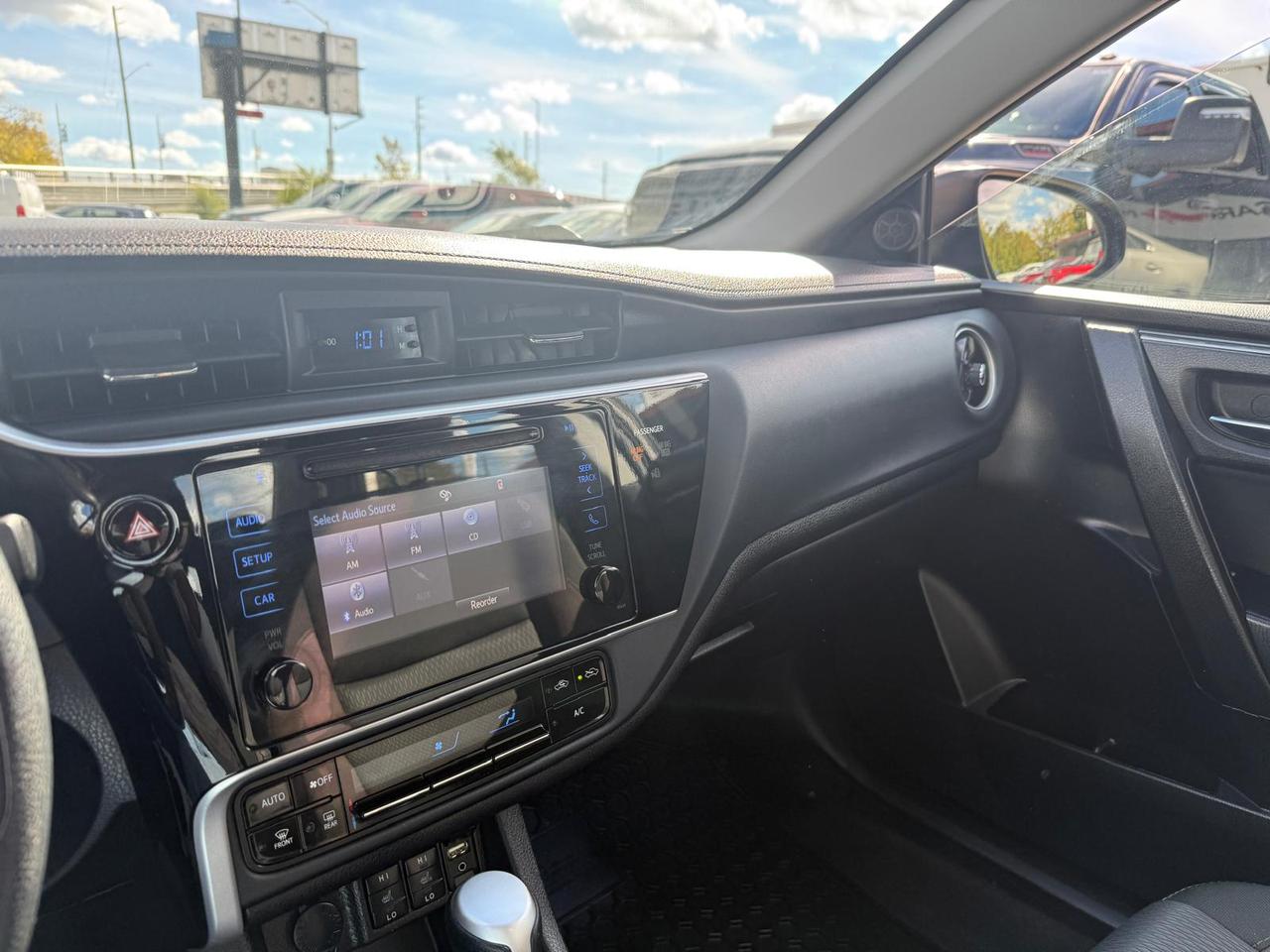 2017 Toyota Corolla LE / HTD SEATS / CRUISE / DUAL CLIMATE / BLUETOOTH Photo