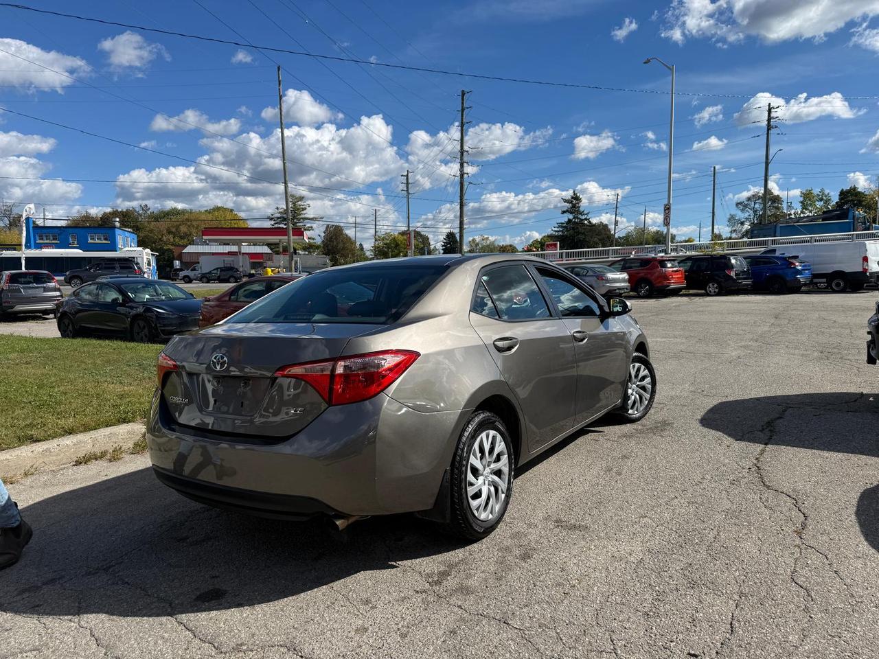 2017 Toyota Corolla LE / HTD SEATS / CRUISE / DUAL CLIMATE / BLUETOOTH Photo3