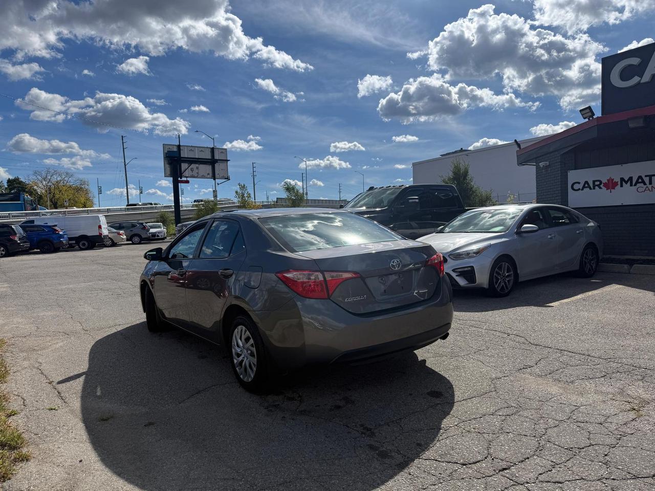 2017 Toyota Corolla LE / HTD SEATS / CRUISE / DUAL CLIMATE / BLUETOOTH Photo2