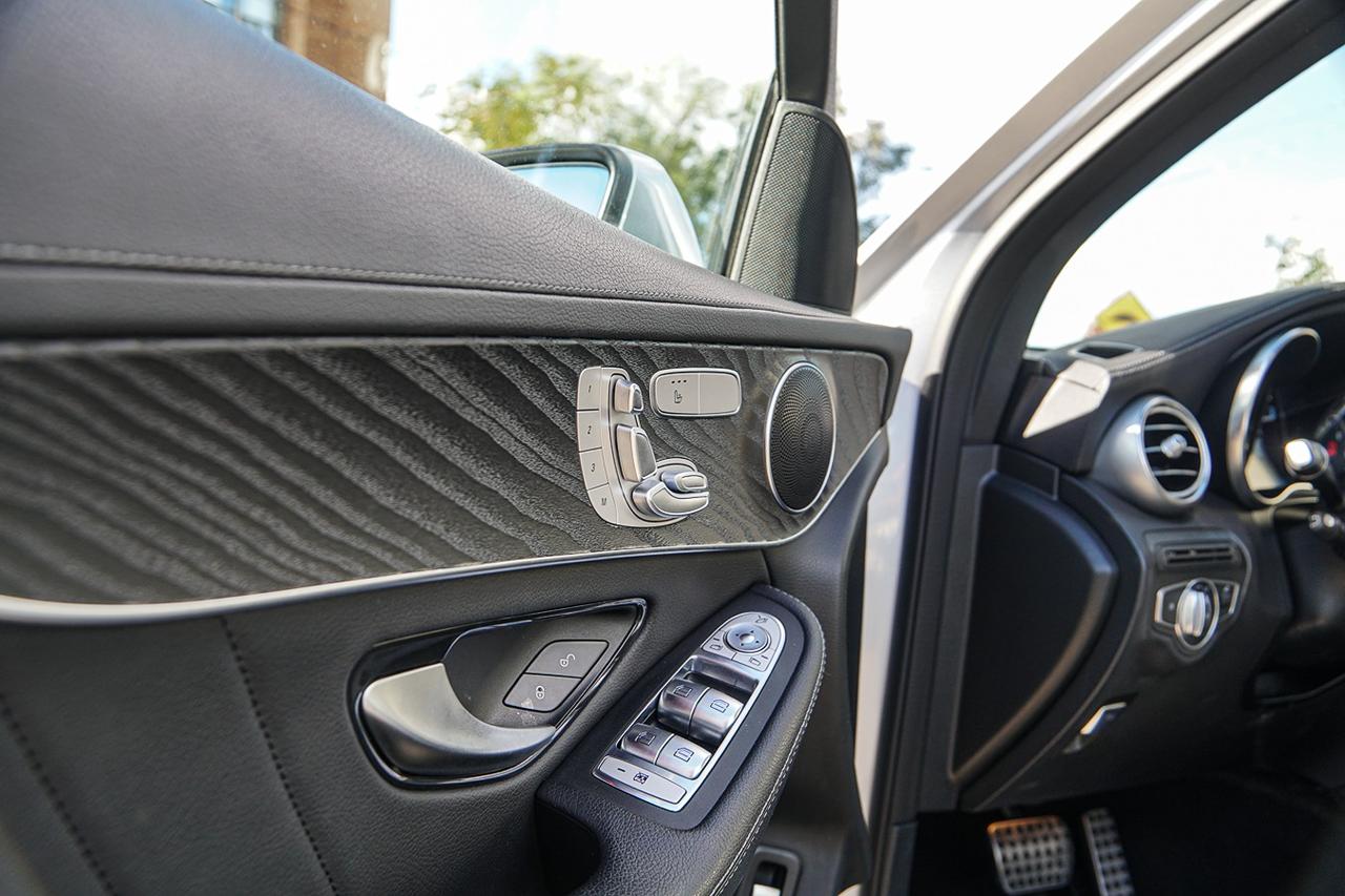 2023 Mercedes-Benz GLC-Class GLC 300 4MATIC|AMG PKG|NAVI|PANO|WOOD TRIM Photo