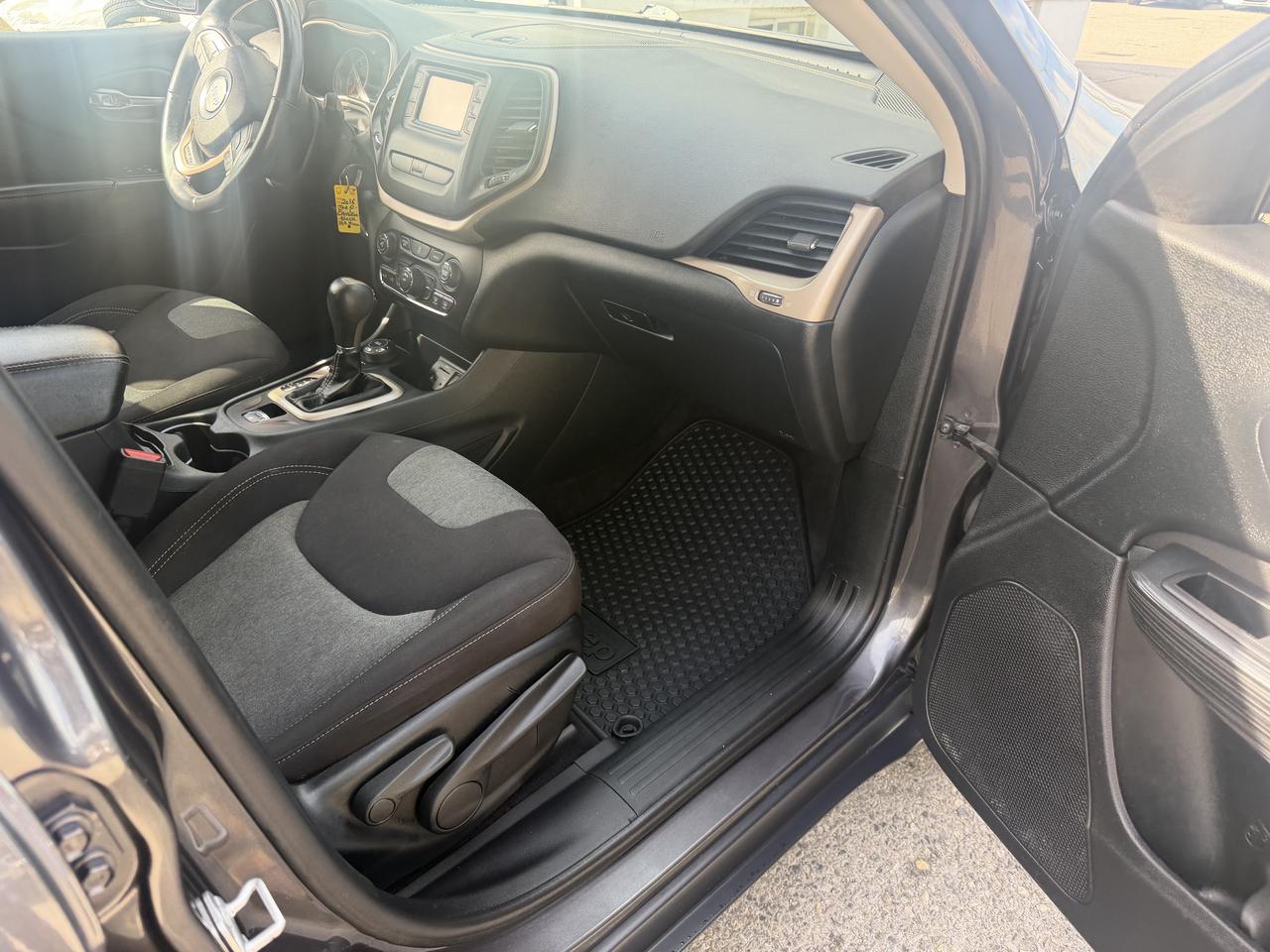 2016 Jeep Cherokee Altitude | 4WD | Clean CARFAX Photo