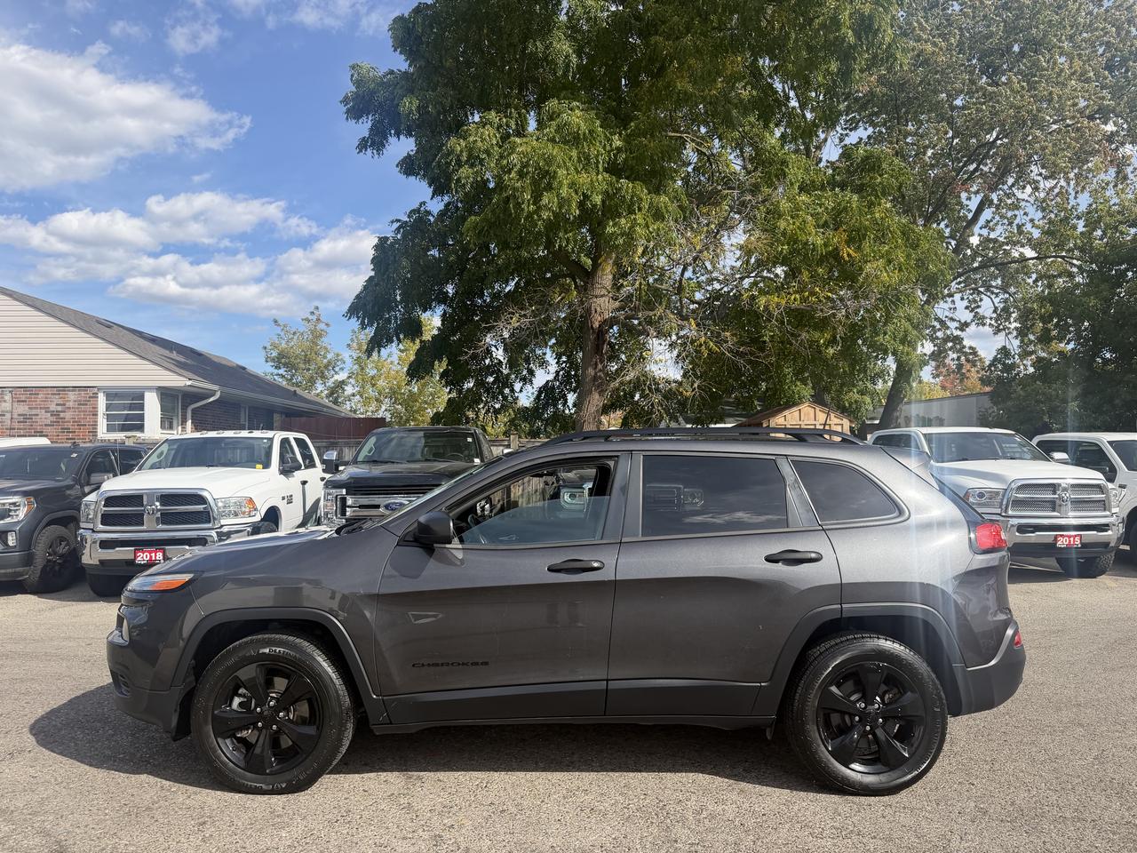 2016 Jeep Cherokee Altitude | 4WD | Clean CARFAX Photo3