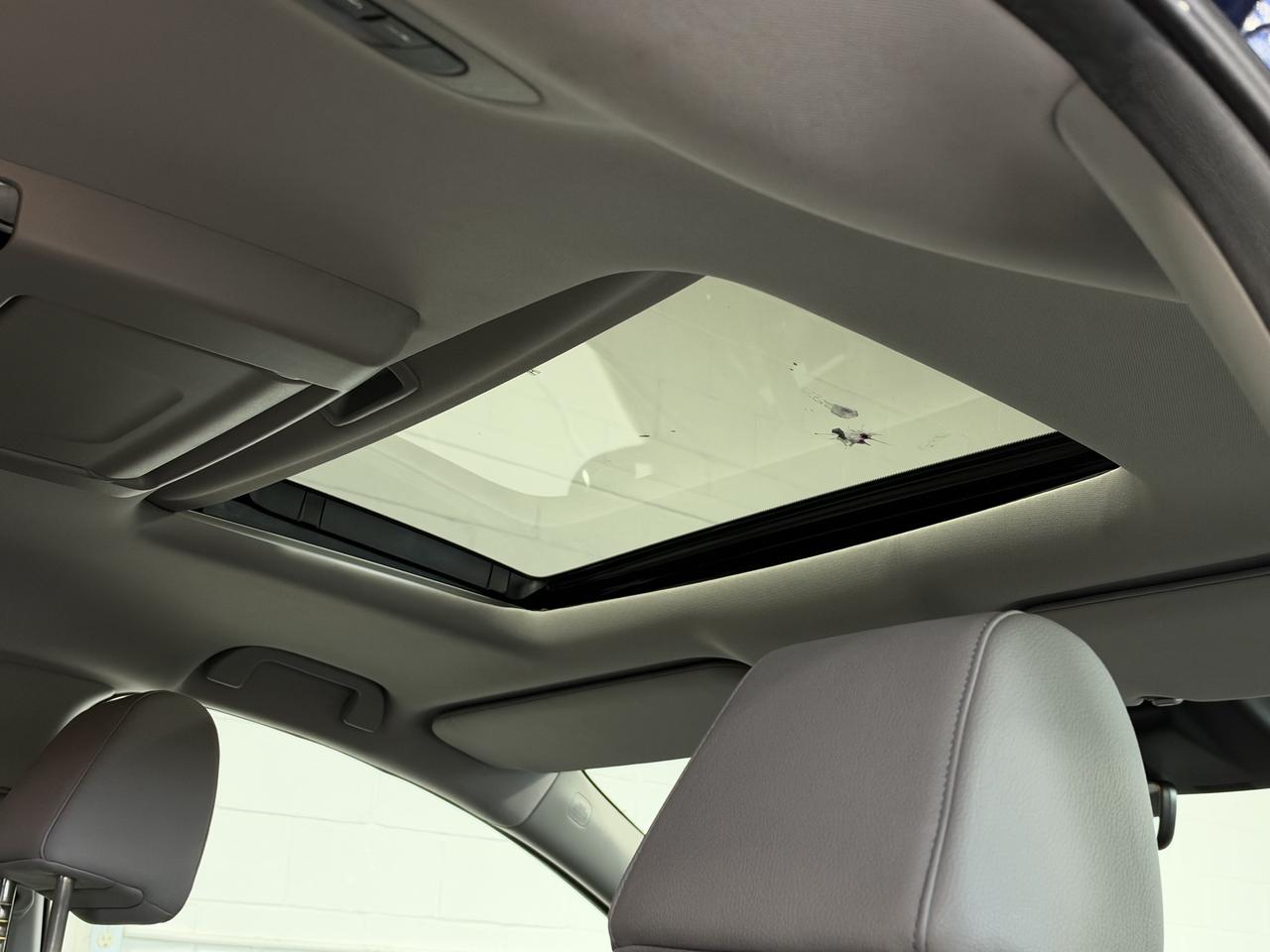 2018 Honda Odyssey Touring 8Pass, DVDs, Power Doors Photo