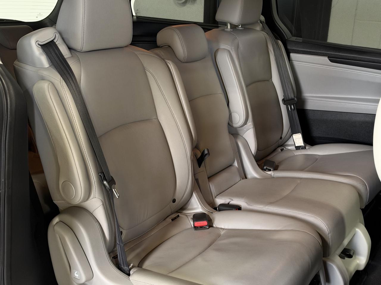 2018 Honda Odyssey Touring 8Pass, DVDs, Power Doors Photo
