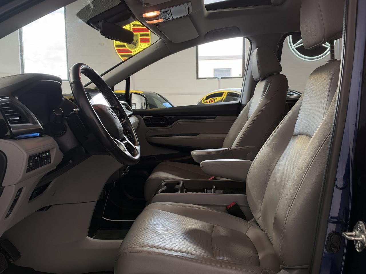 2018 Honda Odyssey Touring 8Pass, DVDs, Power Doors Photo