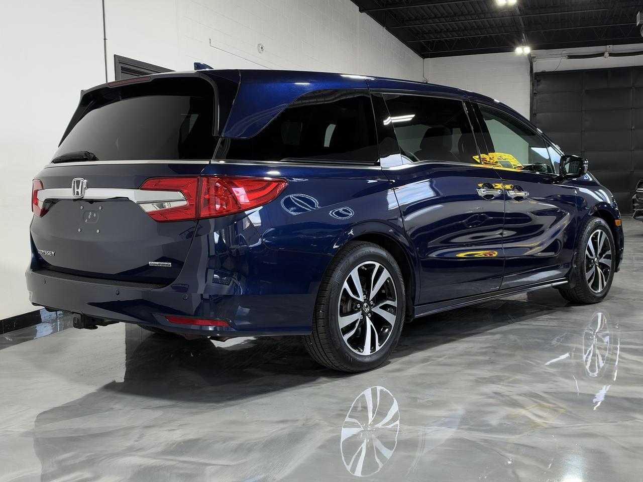 2018 Honda Odyssey Touring 8Pass, DVDs, Power Doors Photo2