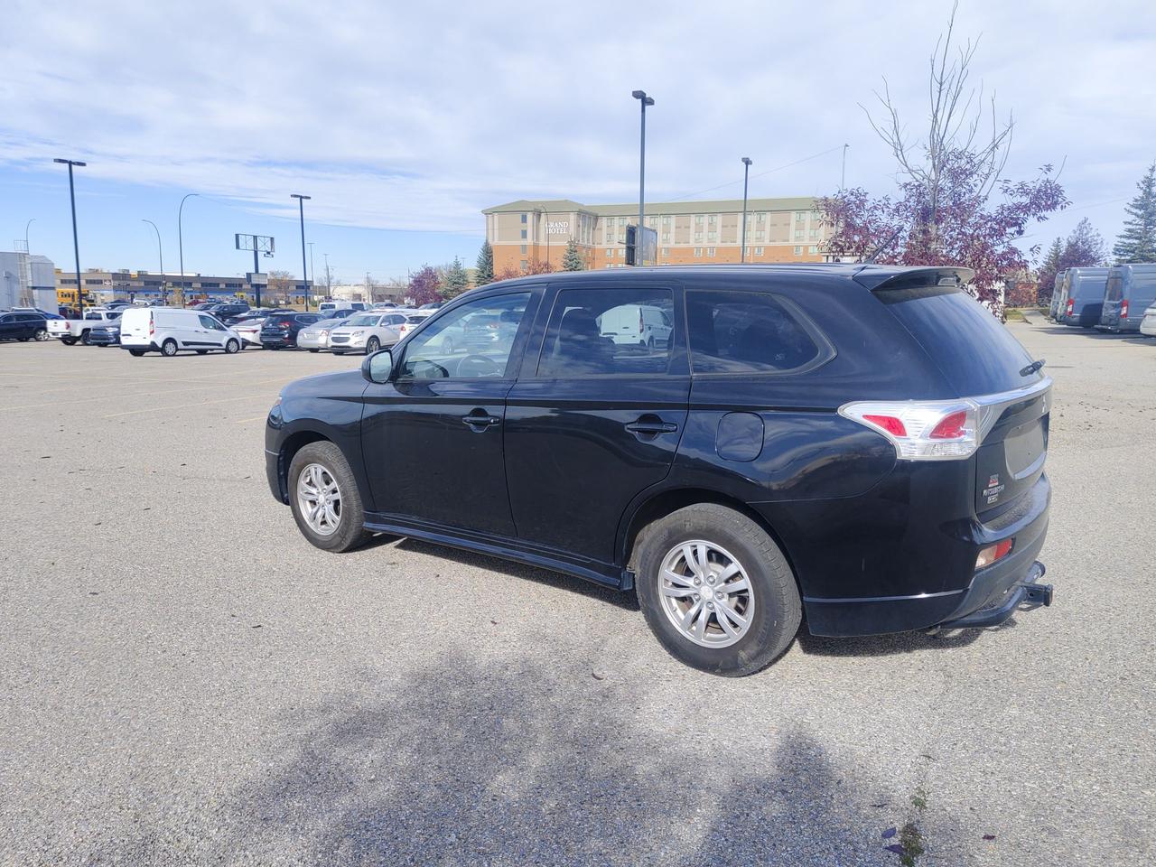2014 Mitsubishi Outlander ES - Photo #3